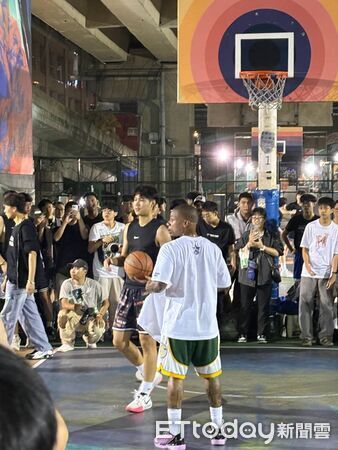 ▲NBA球星湯瑪斯來到台北鬥牛聖地新生橋下球場與球迷粉絲同樂。（圖／記者鄭遠龍攝）