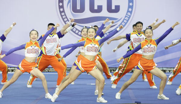 ▲去年「腦震盪」吳安萱(中)重返賽場摘下2金1銀。日本帝京大學BUFFALOS表現依舊完美獲三連霸。（圖／中華民國啦啦隊總會提供）