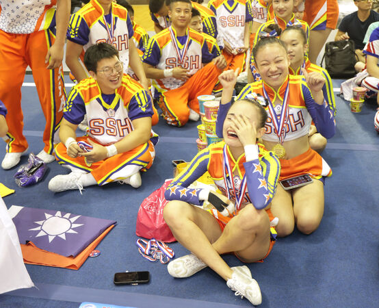 ▲去年「腦震盪」吳安萱(中)重返賽場摘下2金1銀，賽後喜極而泣。（圖／中華民國啦啦隊總會提供）