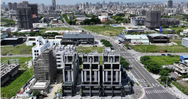 中南部不少新透天產品、電梯別墅也都觸及豪宅線，貸款最高只能3成，造成換屋民眾卻步。（圖／業者提供）