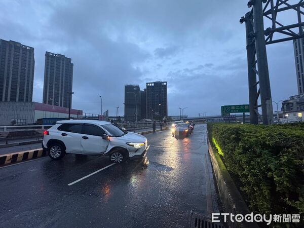 ▲曹女下華江橋擦撞分隔島，後方賓士車閃避不及發生二次事故。（圖／記者陸運陞翻攝）