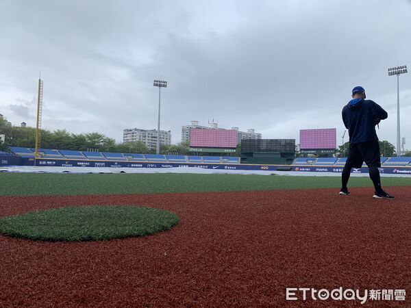 ▲新莊棒球場因雨延賽。（圖／記者楊舒帆攝）