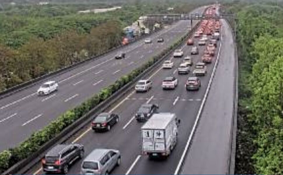 連假次日「國道局部路段」車多壅塞 上午防8處地雷
