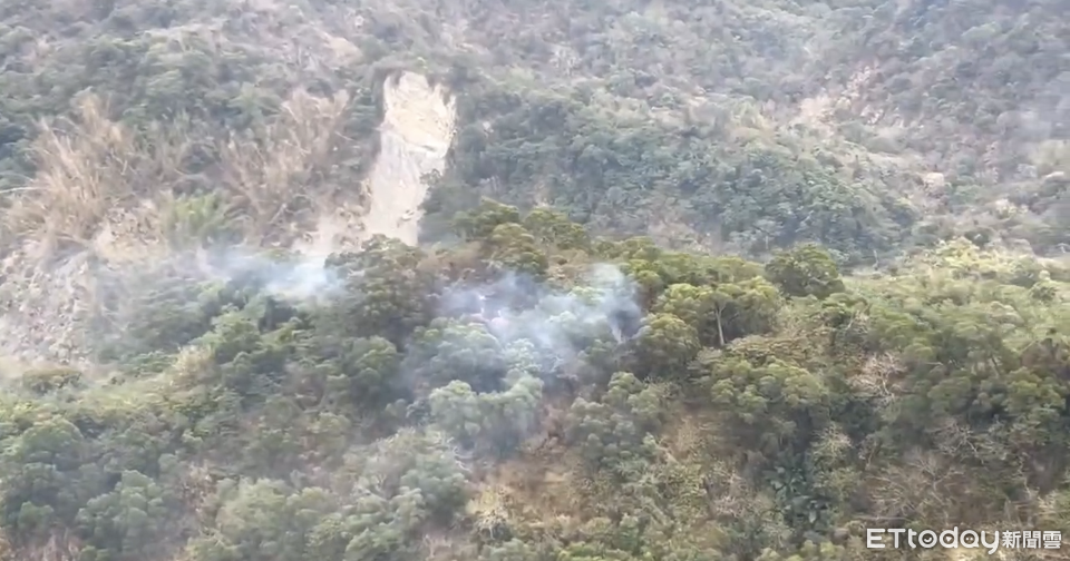 清明掃墓釀災!高雄燕巢整座山「發爐冒煙」 直升機高空投水