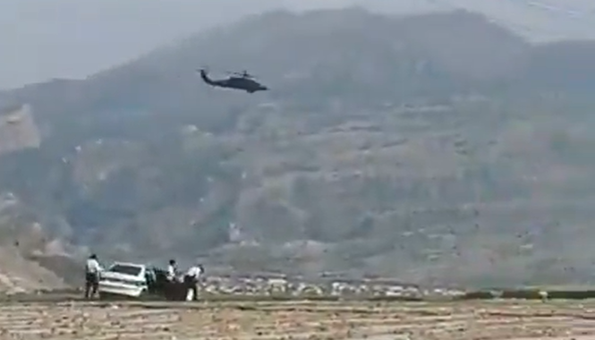 開火影片曝! 伊朗警察「地面掃射」美軍黑鷹直升機