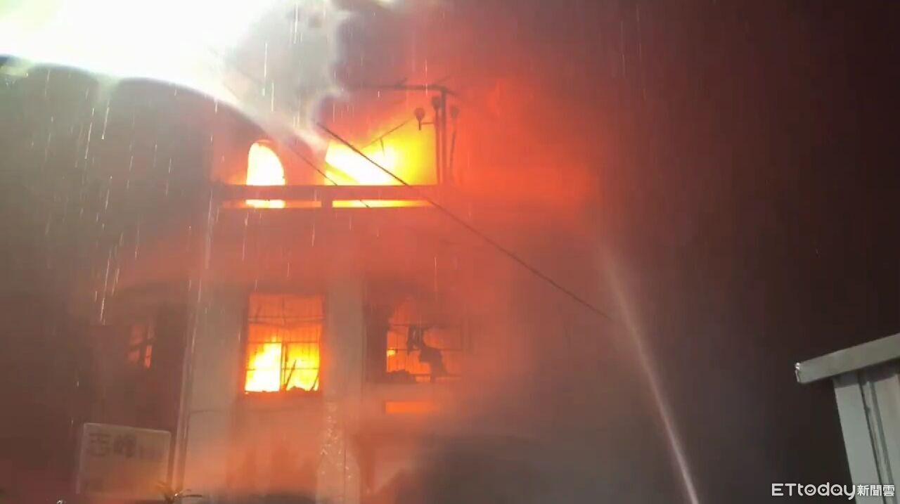 苗栗透天厝凌晨陷火海!堆滿回收雜物助長火勢 屋主驚醒逃生