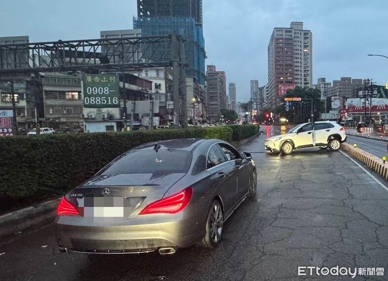 大雨看不清!休旅車擦撞分隔島「打橫路中」 賓士剎不住猛撞