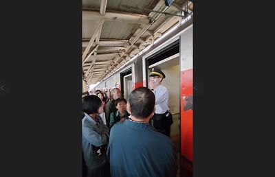 積水嚴重火車被迫停駛！列車受困後龍　旅客狼狽下車畫面曝