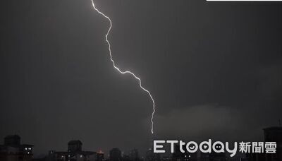 震撼瞬間！雷電擊中台北101「天空一片白」　一道閃電超清晰