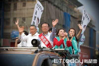 張啓楷嘉義選戰衝刺　北中小草集結！背燈箱街頭宣講
