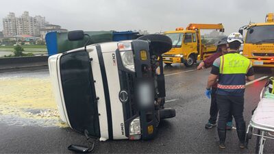 國道鋪「蛋汁地毯」小貨車翻覆千顆雞蛋全沒了　後方回堵4公里