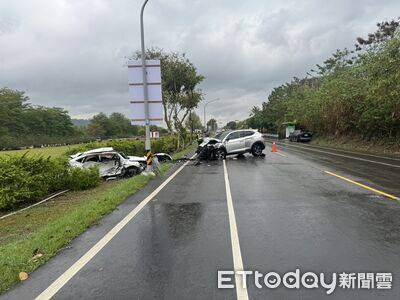 阿里山公路2車對撞！零件噴滿地4人傷　自小客爛毀衝進草叢