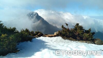 玉山北峰積雪2公分　銀白美景曝光