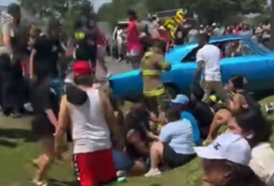 驚悚瞬間曝！　美汽車「狂催油門」撞遊行人群