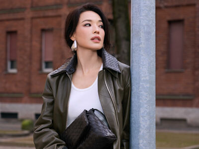 舒淇現身米蘭街頭一身皮革套裝帥又美！高級感秘訣藏在BV新編織包GIORNO