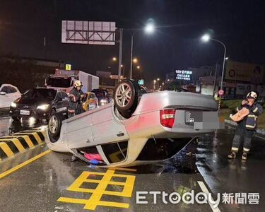 清明連假第2天自撞分隔島！彰化轎車「四輪朝天」慘翻　女子輕傷