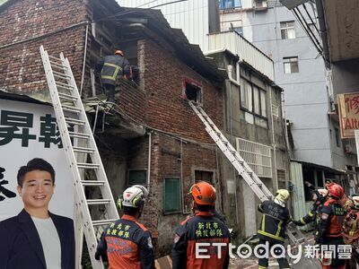 快訊／新北驚傳房屋坍塌！屋頂瓦片陷落...1住戶遭壓受困待援