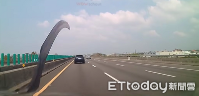 恐怖畫面曝！國1新營對向噴來「超長一塊」　駕駛驚魂：花錢消災