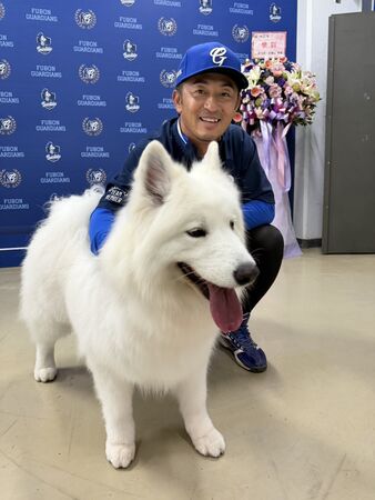 ▲後藤光尊與神犬萊芙。（圖／富邦悍將提供）
