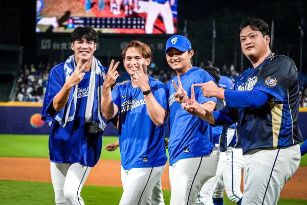 ▲ 李東洺（右二）與投手群扛住主場開幕戰勝利 。（圖／富邦悍將提供）