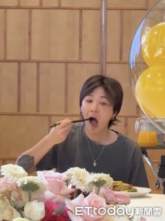 ▲▼ 李洪基現高雄飯店「同桌吃春酒」！把台粉當自家人　鬆弛感爆棚。（圖／threads／i_bestbass授權提供）