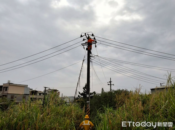 ▲台電釋出高雄搶修復電畫面。（圖／記者陳瑩欣翻攝台電）
