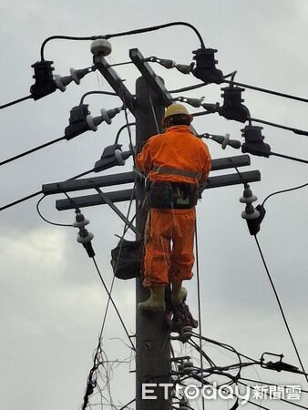 ▲台電釋出高雄搶修復電畫面。（圖／記者陳瑩欣翻攝台電）