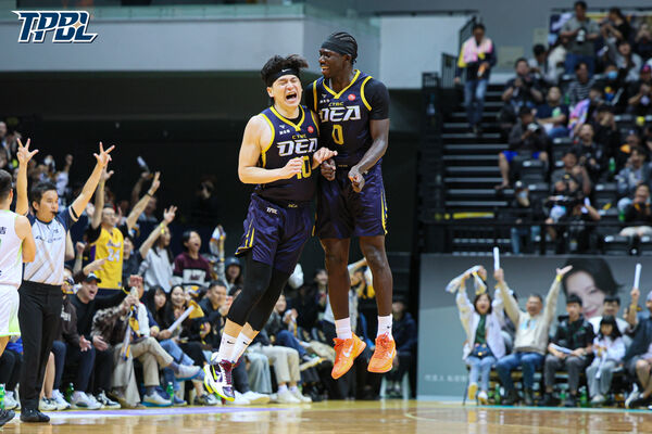 ▲中信特攻謝亞軒、阿巴西開心慶祝勝利。（圖／TPBL提供）