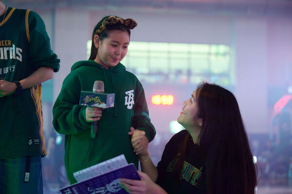 ▲「地表最鐵雲豹小粉絲」晨萱擔任賽前球員出場介紹的播報員。。（圖／桃園台啤永豐雲豹提供）