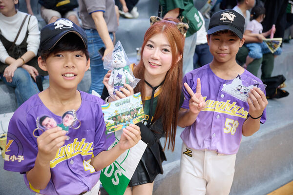 ▲主場專屬MC星岑與小祿陪著兩位可愛小豹迷在場內隨機突擊訪問前來觀賽的觀眾。（圖／桃園台啤永豐雲豹提供）