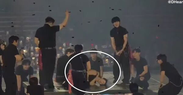 ▲SJ東海摔倒。(圖/翻攝自微博)