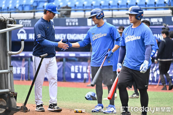 ▲▼林哲瑄球員生涯最終戰，賽前與高國輝教練握手致意。（圖／記者李毓康攝）