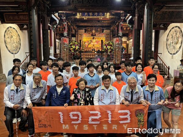 ▲台南佳里機器人隊Mystery 19213出征世界賽前，前往大天后宮祈福，為比賽注入祝福力量。（記者林東良攝，下同）