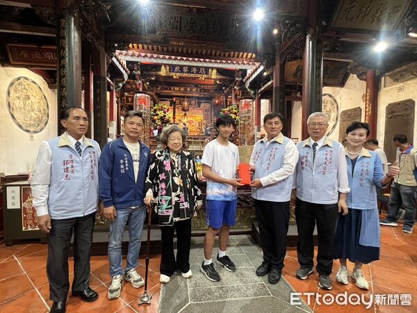 ▲台南佳里機器人隊Mystery 19213出征世界賽前，前往大天后宮祈福，為比賽注入祝福力量。（記者林東良攝，下同）