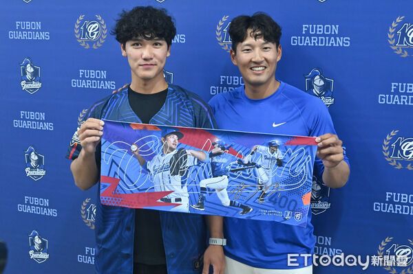 ▲▼林哲瑄球員生涯最終戰，從小就是富邦鐵粉的隊友劉承佑自費購買相關周邊商品，到場為學長獻上祝福。（圖／記者李毓康攝）