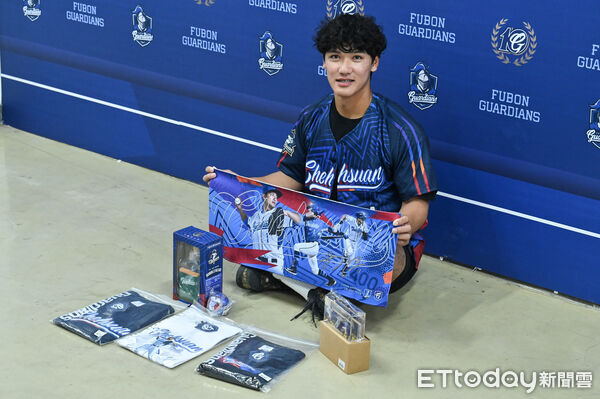 ▲▼林哲瑄球員生涯最終戰，從小就是富邦鐵粉的隊友劉承佑自費購買相關周邊商品，到場為學長獻上祝福。（圖／記者李毓康攝）