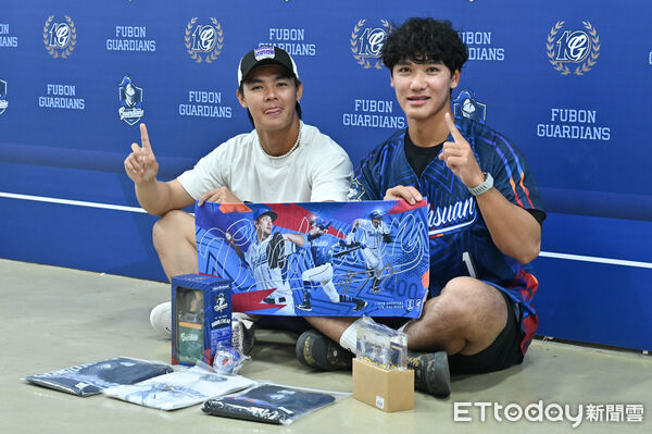 ▲▼林哲瑄球員生涯最終戰，從小就是富邦鐵粉的隊友劉承佑自費購買相關周邊商品，到場為學長獻上祝福。（圖／記者李毓康攝）