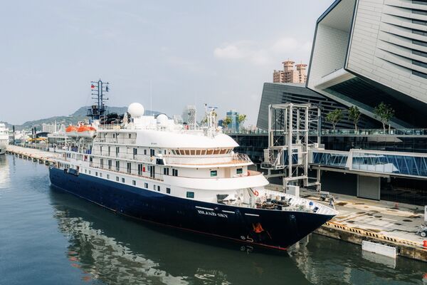 ▲可載客118人的迷你郵輪「島嶼天空」今日彎靠高雄港。（圖／港務公司提供）