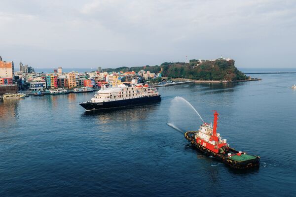 ▲高雄港務分公司以象徵歡迎的噴水儀式迎接卡莉多麗「島嶼天空」首航高雄。（圖／港務公司提供）