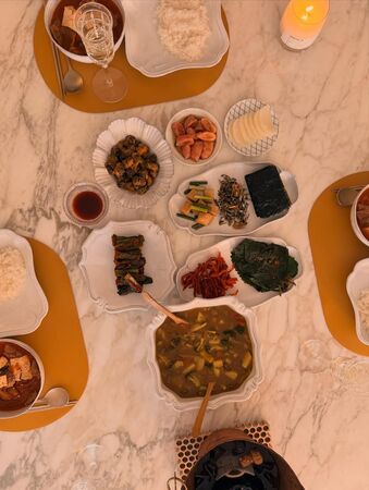 ▲▼宋慧喬親自為「他」下廚！男生甜喊：要幸福一輩子　身份掀熱議。（圖／翻攝自raymondchae IG）