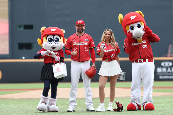 ▲Hanna Fairchild登天母開球　費仔大螢幕現身閃翻龍迷。（圖／味全龍）