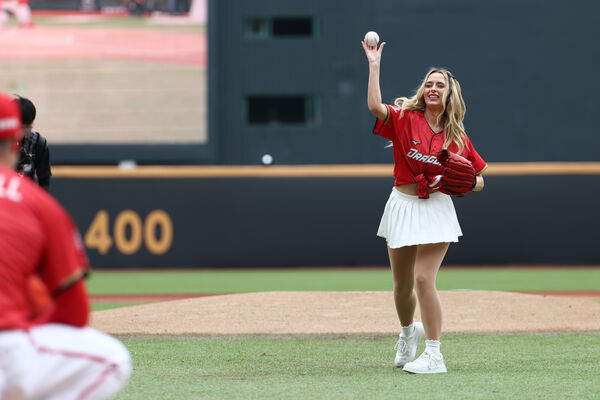 ▲Hanna Fairchild登天母開球　費仔大螢幕現身閃翻龍迷。（圖／味全龍）