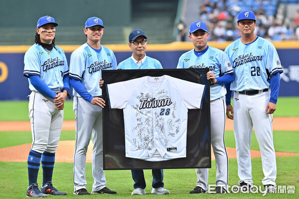 ▲▼富邦悍將WBC經典賽參賽選手表揚儀式，左起張育成、張奕、富邦集團董事長蔡明忠、曾峻岳、高國輝。（圖／記者李毓康攝）