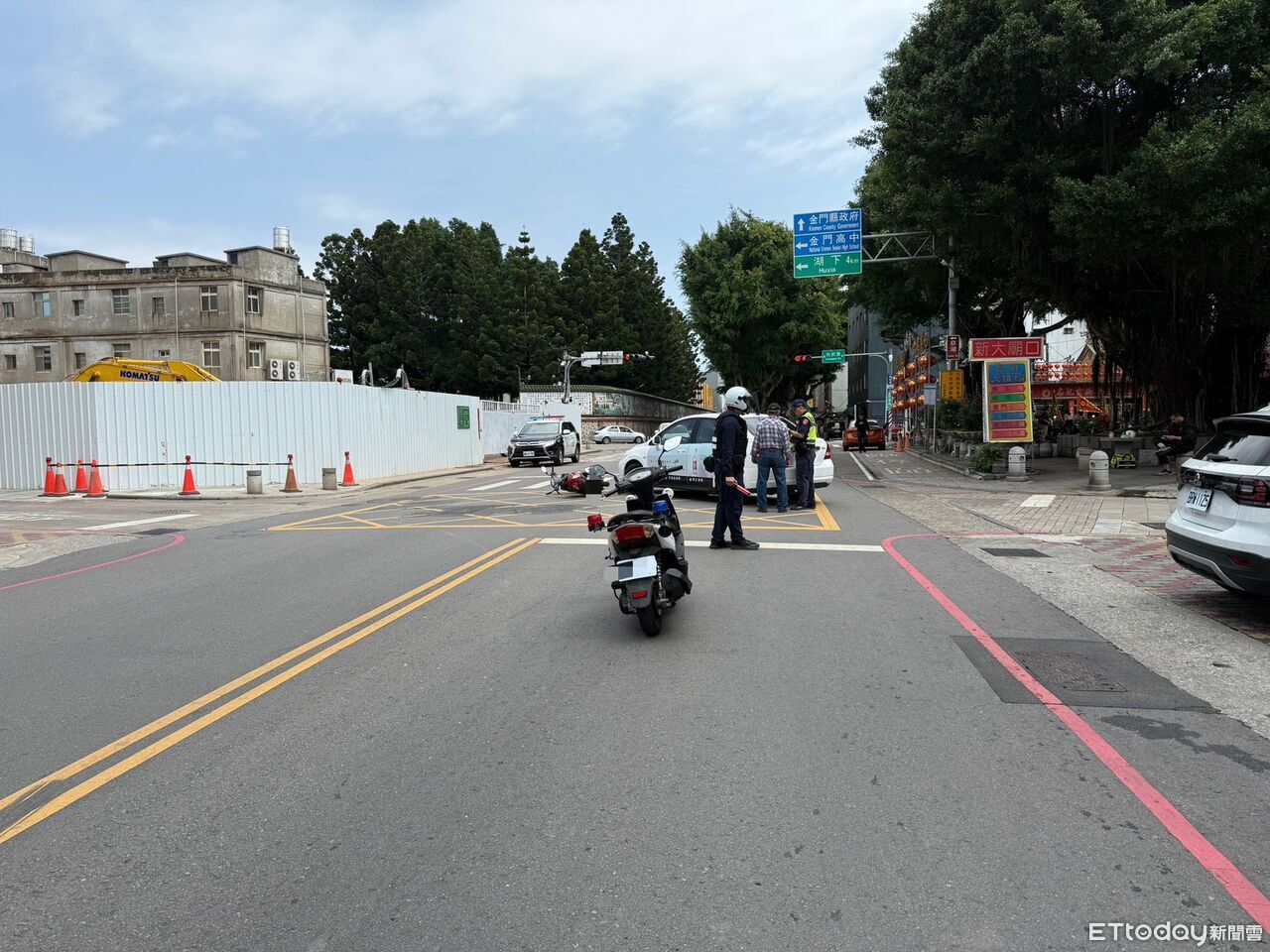 金門金城鎮70歲阿北開車迴轉!猛撞雙載機車 2人摔地受傷送醫