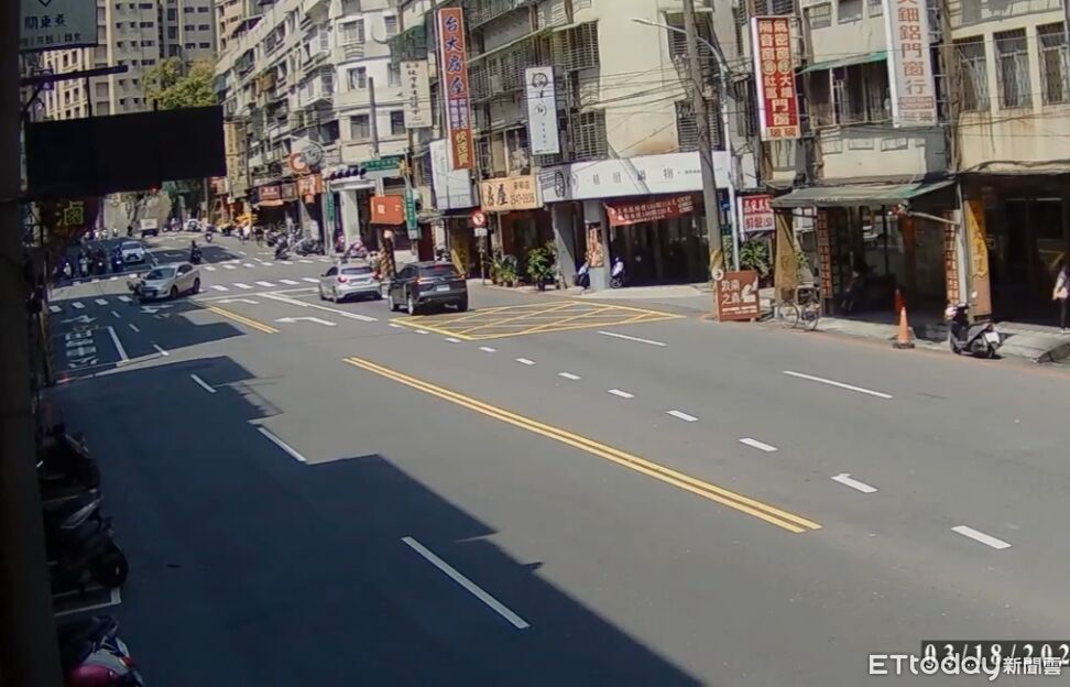 行人地獄!婦斑馬線上被休旅車撞飛「倒地哀嚎」 恐怖畫面曝光