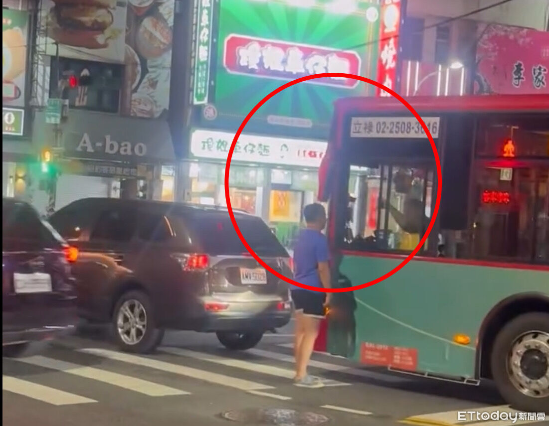 高雄眼鏡男火氣大!街頭攔公車「開槓」司機 下場最慘恐噴3萬6