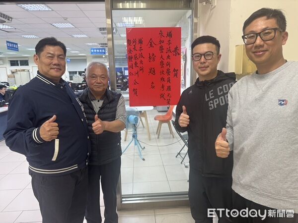 桃園分局3警金榜提名!父子同在桃園圓夢 書法家揮毫紅榜添喜氣