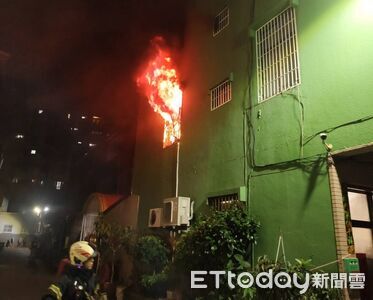 快訊／台南民宅竄火舌！臥室雜物燃燒　消防急派17車36人灌救