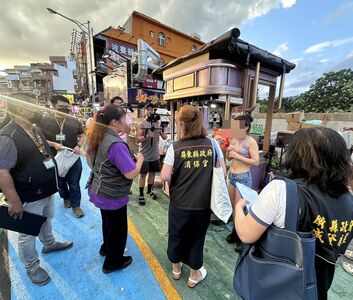 又這家！墾丁「辣妹調酒攤」4杯變12杯　遊客付2500元怒「有夠盤」