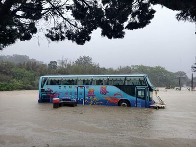 「誤信苗栗人造雨」喊國賠！正妹司機致歉：泡水遊覽車200萬不修了